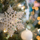 Warmes Kerzenlicht, liebevoll dekorierte Räume und tanzende Schneeflocken, das verbinden wir mit Weihnachten. Auch die für uns heute eher skurril anmutenden Weihnachtsbräuche in anderen Ländern gehen auf alte Traditionen zurück.
